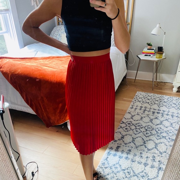 Red Pleated Skirt, size XS - Picture 3 of 5